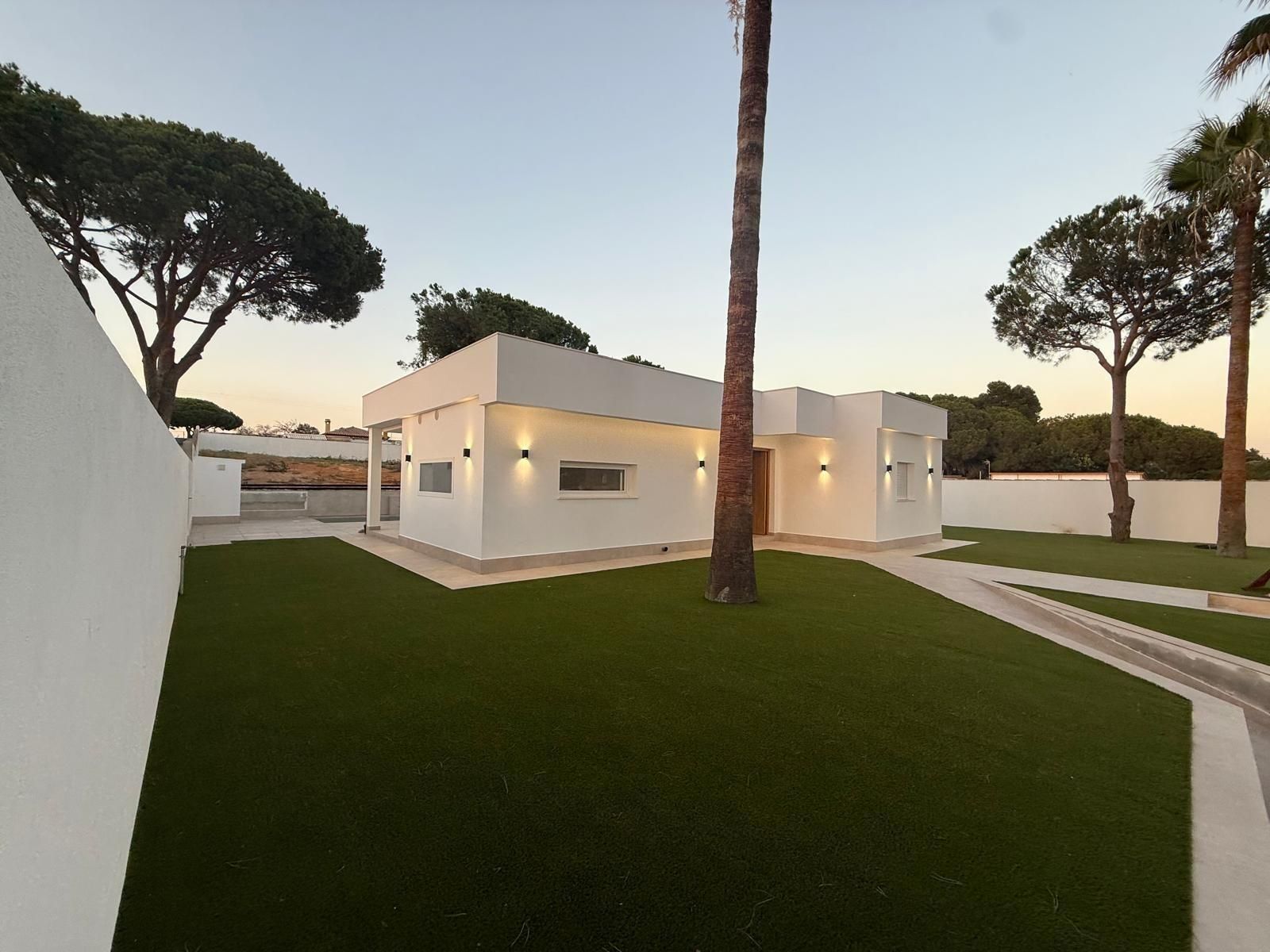 Vista exterior de Casa o chalet en venta en Chiclana de la Frontera con Jardín privado, Terraza y Piscina