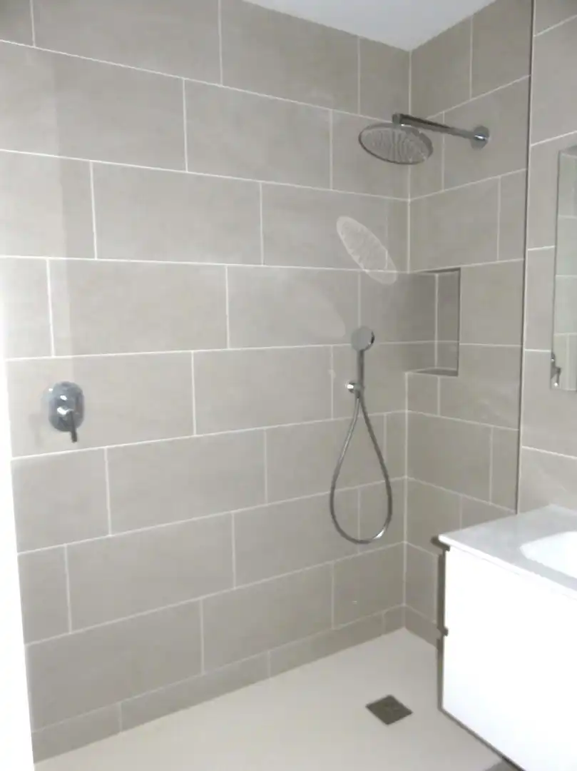 Badezimmer von Wohnungen zur Miete in Valencia mit Klimaanlage, Abstellraum und Balkon