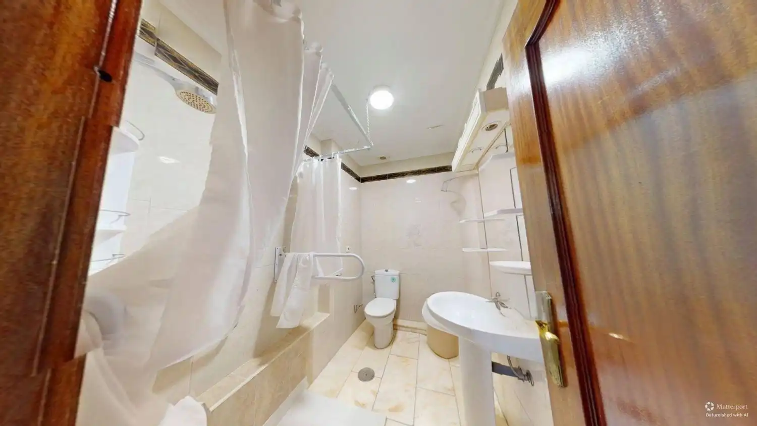 Bathroom of Flat for sale in Sevilla  with Air Conditioner, Terrace and Storage room