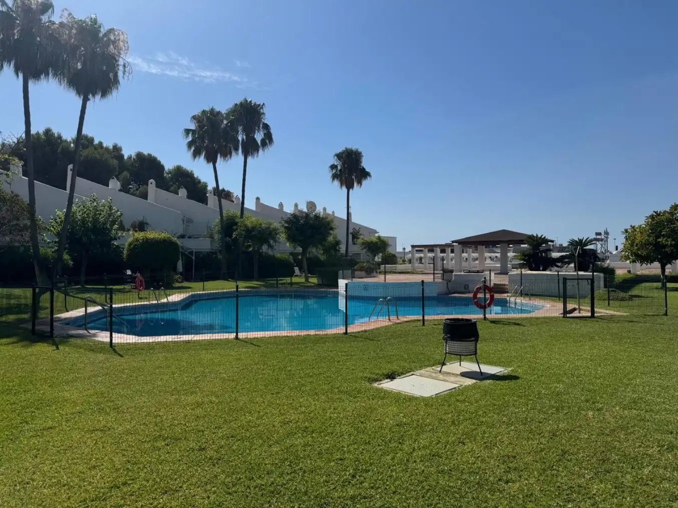 Piscina de Casa adosada en venta en Estepona con Aire acondicionado, Terraza y Amueblado