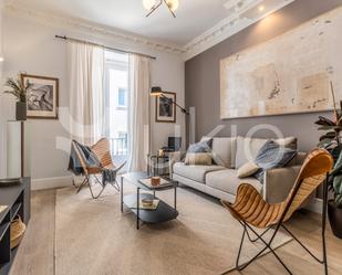 Sala d'estar de Apartament de lloguer en  Madrid Capital amb Aire condicionat, Moblat i Forn