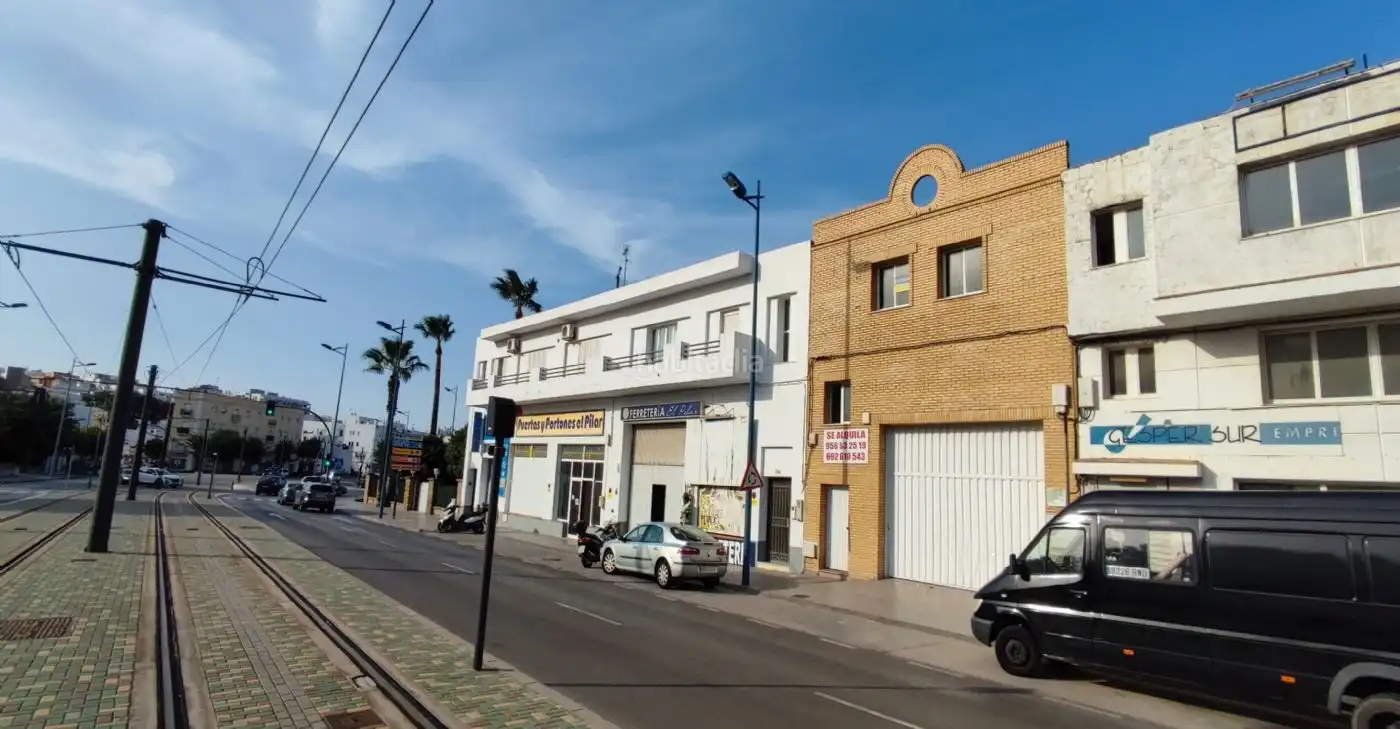 Local comercial de lloguer a Avenida Reyes Católicos 21