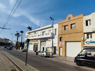 Local commercial à louer à Avenida Reyes Católicos 21