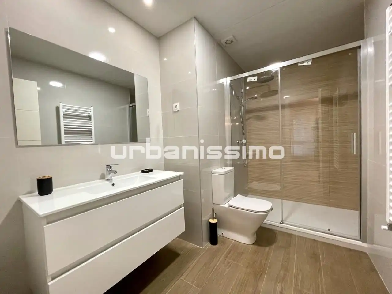 Bany de Apartament de lloguer en Madrid amb Aire condicionat, Calefacció i Moblat