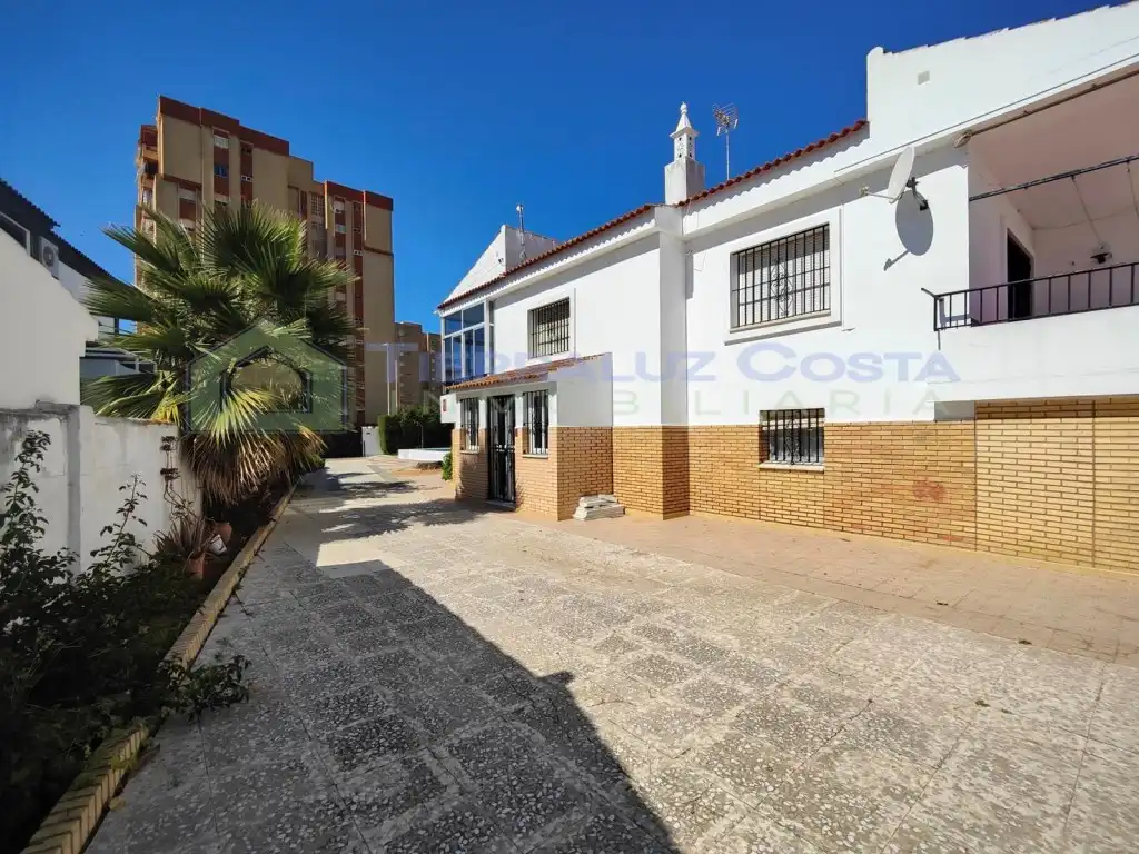 Vista exterior de Casa o xalet en venda en La Antilla amb Jardí privat, Terrassa i Traster