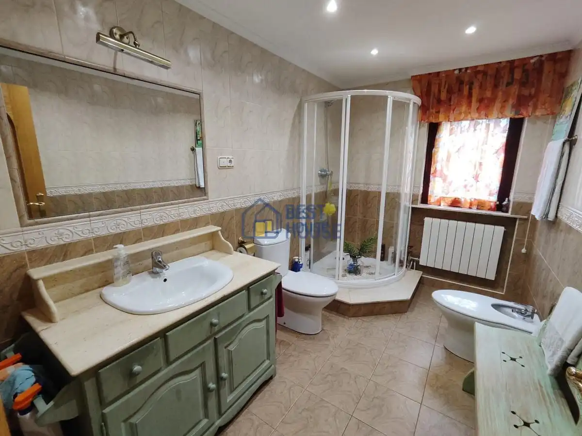 Bany de Casa o xalet en venda en San Andrés del Rabanedo amb Calefacció, Jardí privat i Parquet