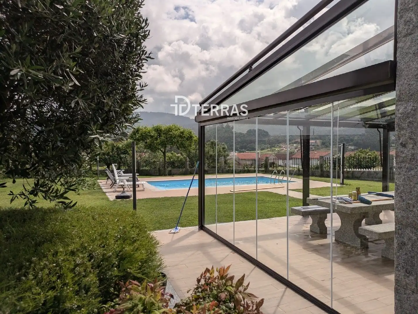 Terrassa de Casa o xalet en venda en Barro amb Calefacció, Jardí privat i Traster