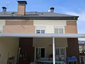 Vista exterior de Casa adosada en venta en Coslada con Aire acondicionado, Calefacción y Jardín privado