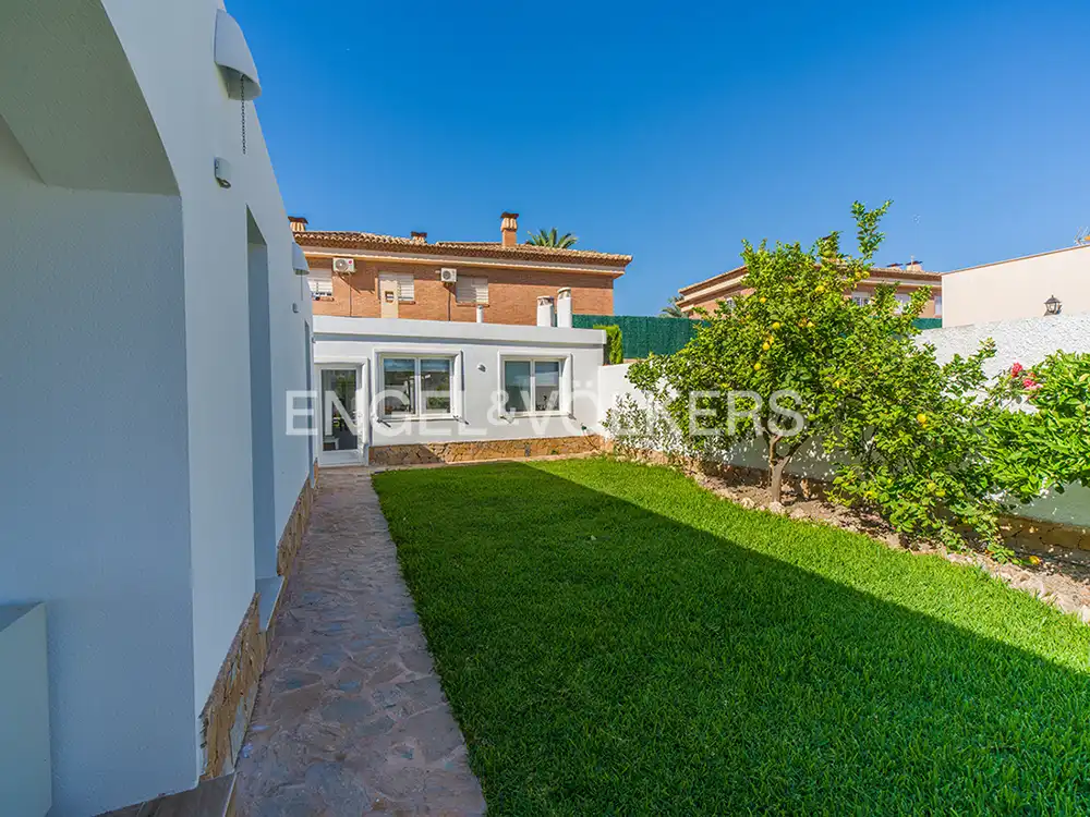 Vista exterior de Casa o chalet en venta en Sant Joan d'Alacant con Aire acondicionado, Calefacción y Jardín privado