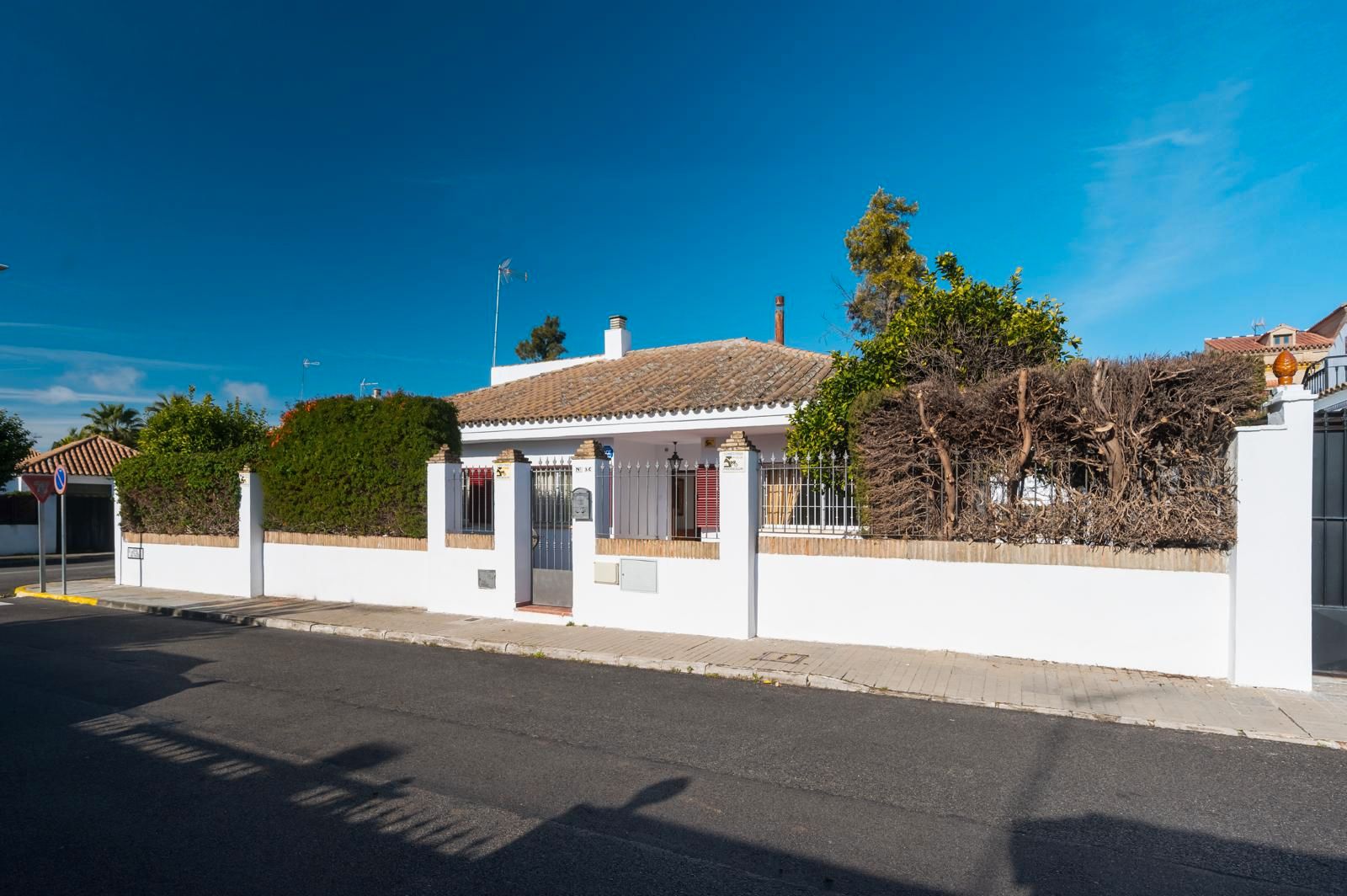 Vista exterior de Casa o xalet en venda en Espartinas amb Aire condicionat, Jardí privat i Terrassa
