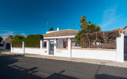 Vista exterior de Casa o xalet en venda en Espartinas amb Aire condicionat, Terrassa i Piscina