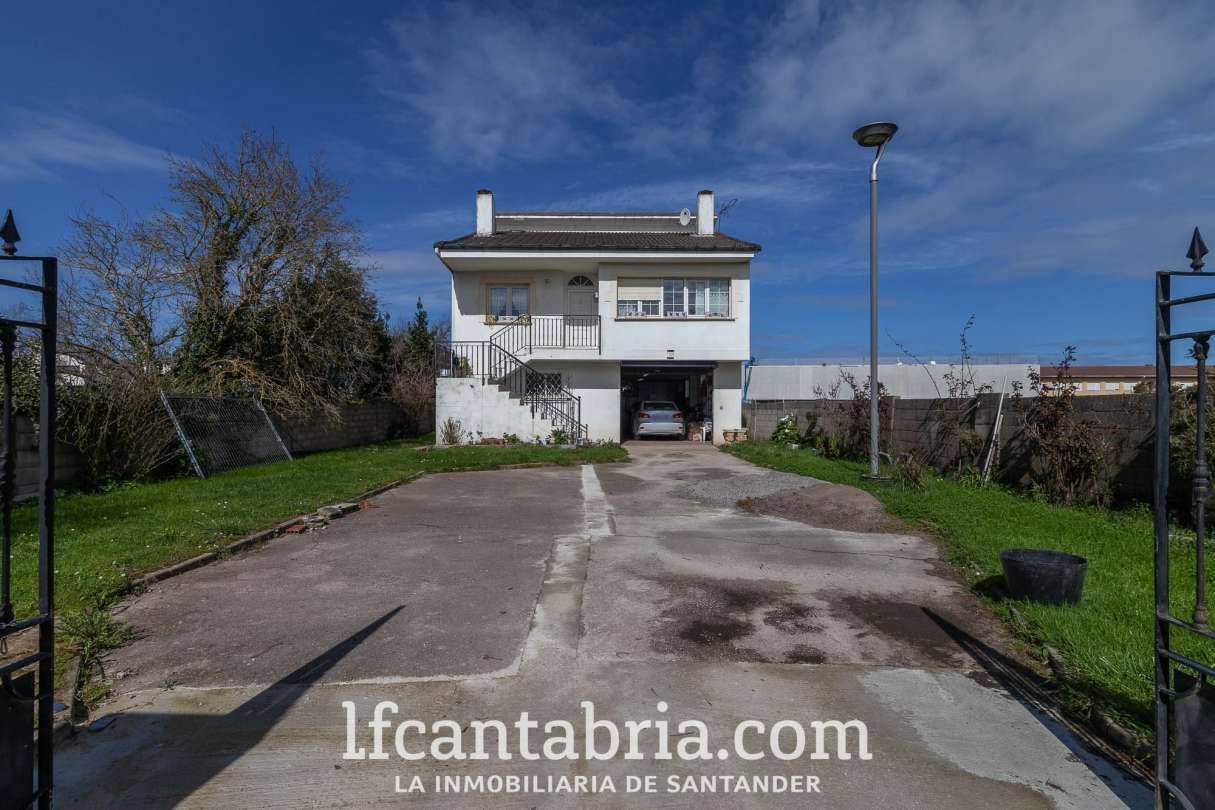 Vista exterior de Casa o xalet en venda en Santa Cruz de Bezana amb Calefacció, Jardí privat i Traster