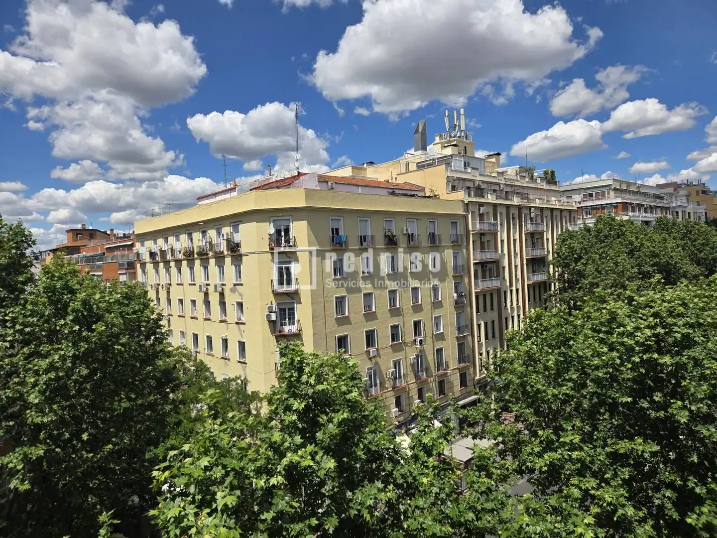Vista exterior de Pis en venda en Madrid amb Calefacció, Jardí privat i Parquet