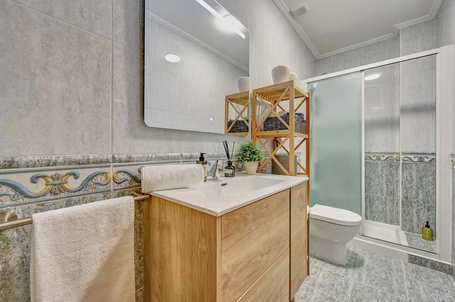 Badezimmer von Wohnung zum Verkauf in  Pamplona / Iruña mit Heizung und Parkett