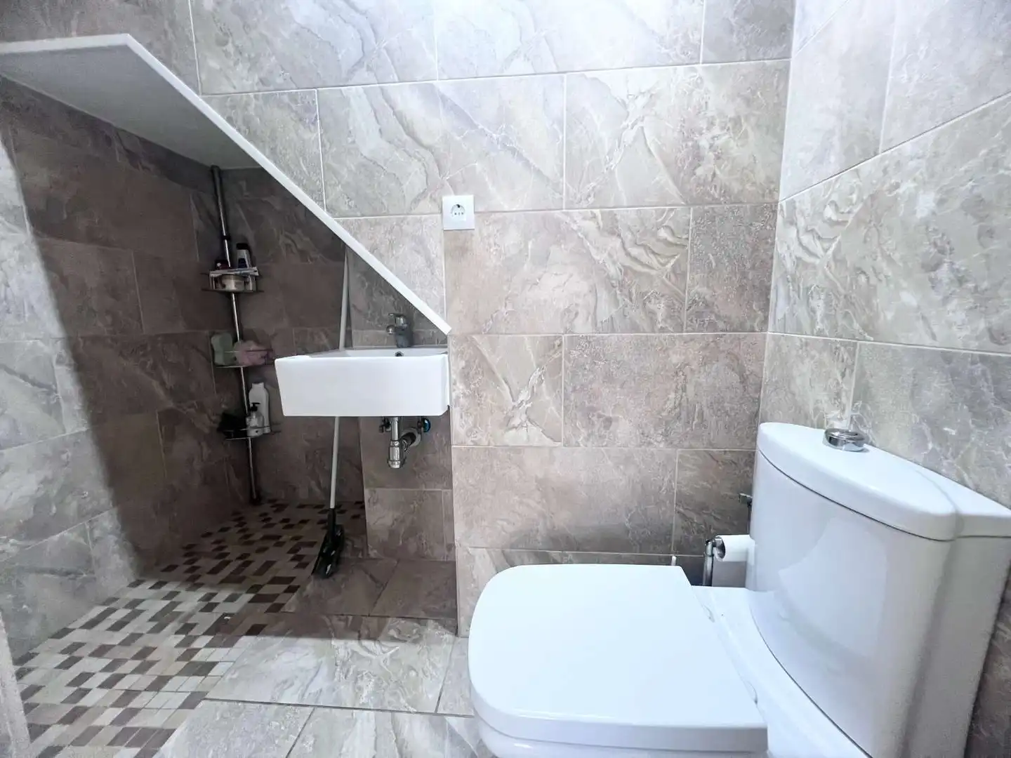 Badezimmer von Einfamilien-Reihenhaus zum Verkauf in Torrevieja mit Klimaanlage, Terrasse und Schwimmbad