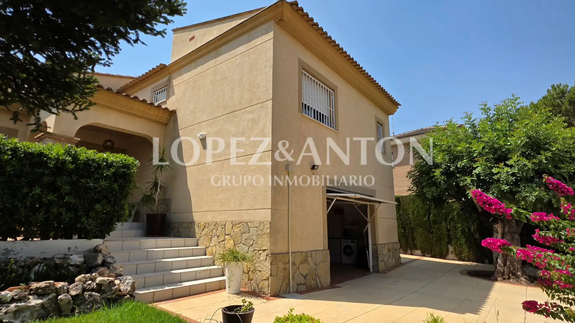 Vista exterior de Casa o xalet en venda en L'Eliana amb Aire condicionat, Calefacció i Jardí privat