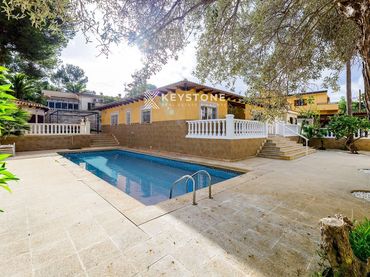 Villa mit Pool zum Verkauf in CL MARIANO AGUILO