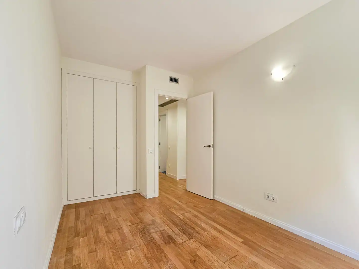 Schlafzimmer von Wohnung zum Verkauf in Barcelona mit Klimaanlage, Heizung und Terrasse
