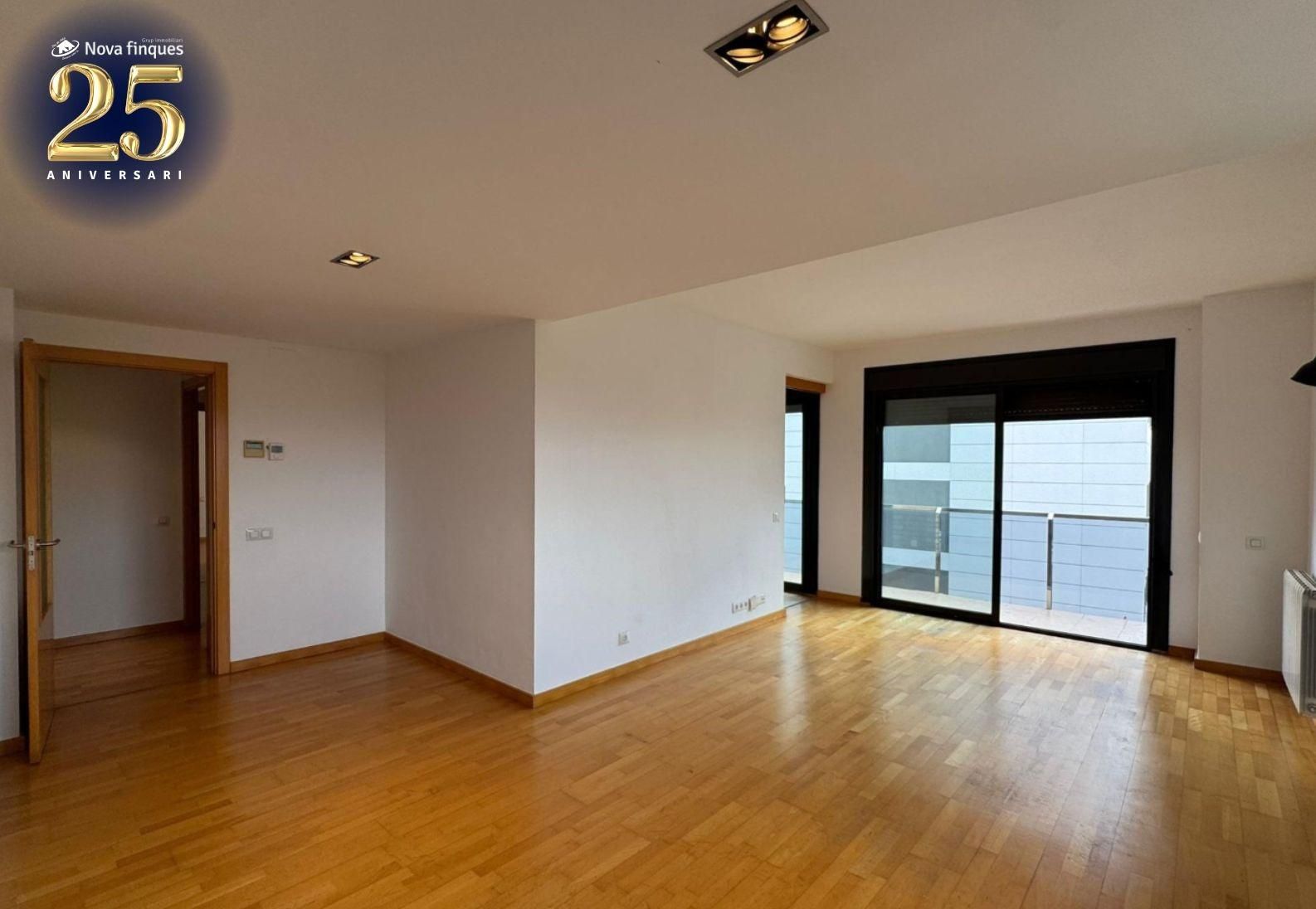 Living room of Flat for sale in Sabadell  with Heating, Private garden and Parquet flooring
