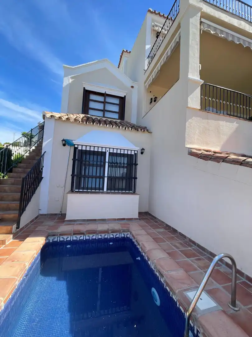 Vista exterior de Casa adosada en venta en Benahavís con Aire acondicionado, Jardín privado y Terraza