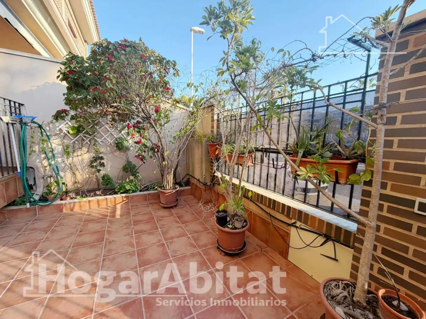 Jardí de Casa adosada en venda en Sagunto / Sagunt amb Aire condicionat, Jardí privat i Terrassa