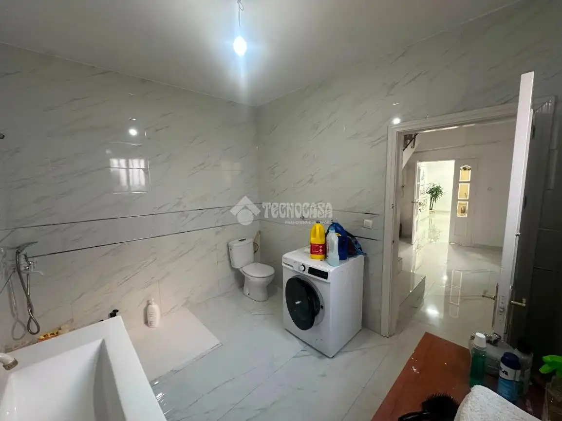 Bathroom of Detached homes for sale in Mengíbar  with Air Conditioner, Terrace and Balcony
