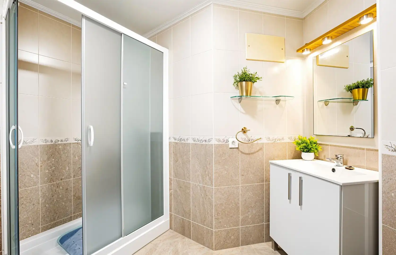 Badezimmer von Wohnungen zum Verkauf in Chiclana de la Frontera mit Privatgarten und Gemeinschaftspool