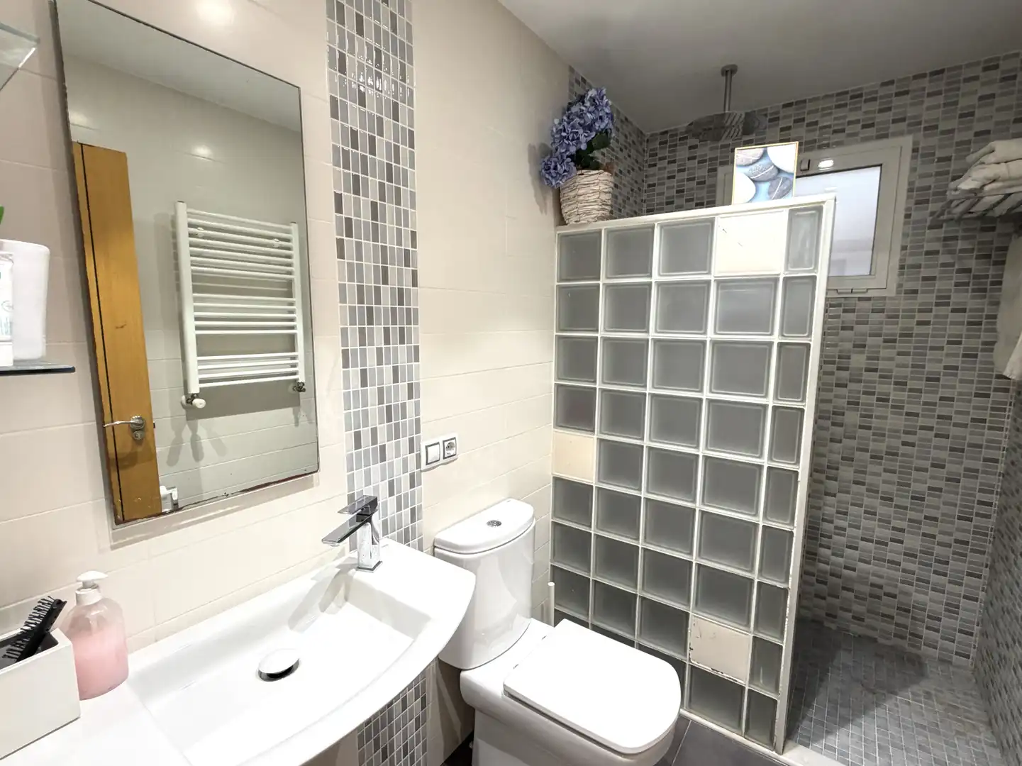 Badezimmer von Wohnung zum Verkauf in Rafelbuñol / Rafelbunyol mit Klimaanlage, Terrasse und Balkon