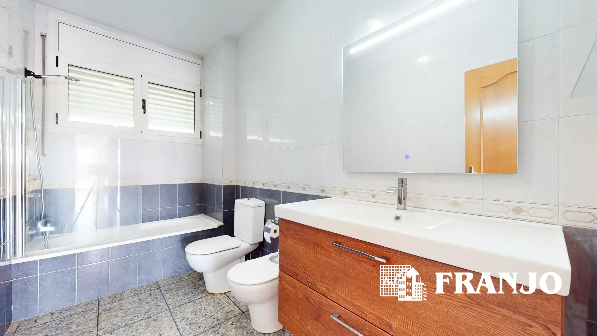 Badezimmer von Einfamilien-Reihenhaus zum Verkauf in Barberà del Vallès mit Klimaanlage, Heizung und Terrasse