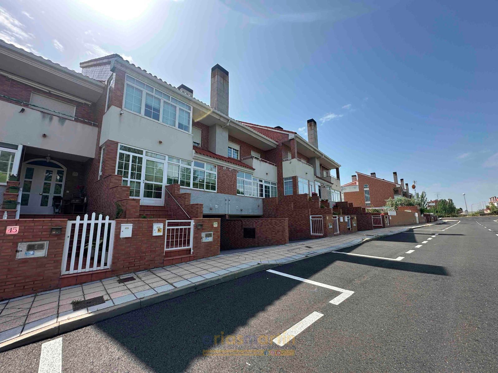Exterior view of Single-family semi-detached to rent in Salamanca Capital  with Heating, Private garden and Parquet flooring