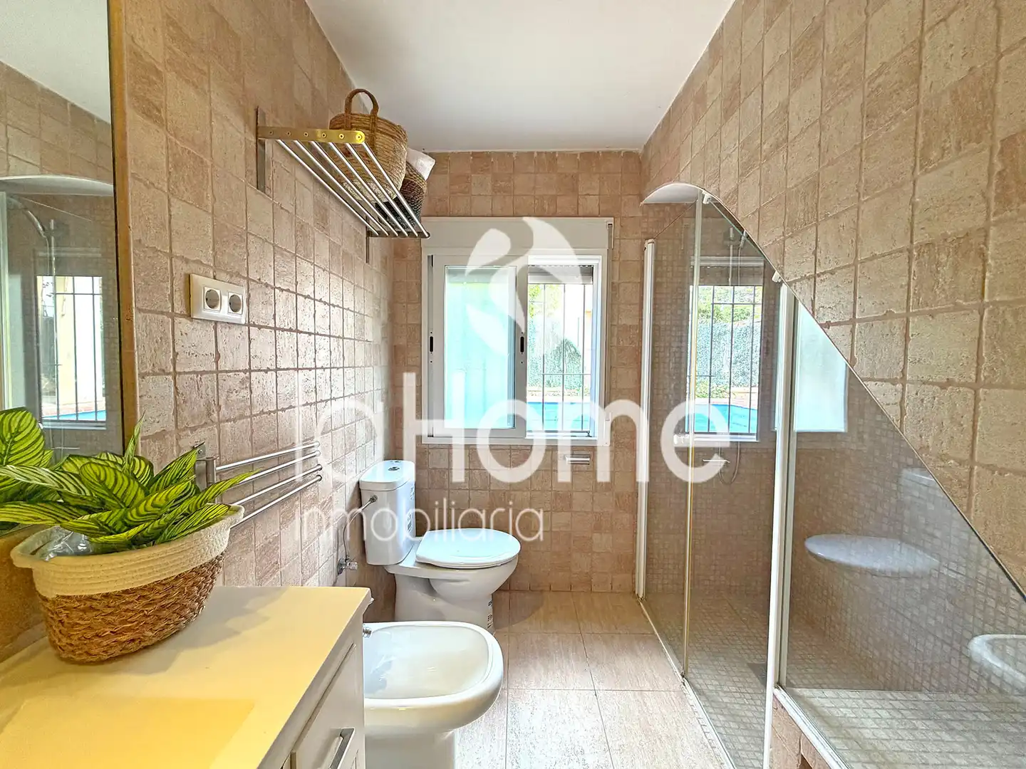 Badezimmer von Haus oder Chalet zum Verkauf in Paterna mit Klimaanlage, Privatgarten und Terrasse