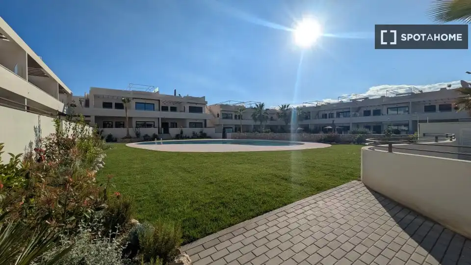 Vista exterior de Apartament per a compartir en Torrevieja amb Aire condicionat, Terrassa i Moblat