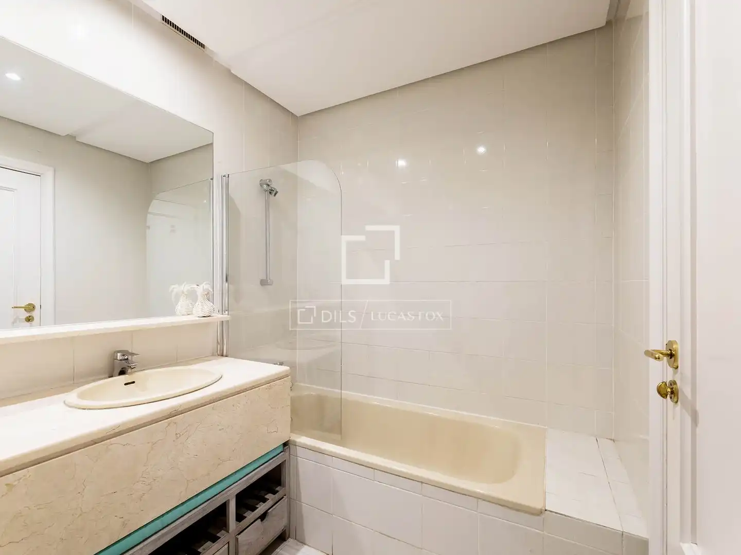 Bany de Casa o xalet en venda en Majadahonda amb Aire condicionat, Jardí privat i Terrassa