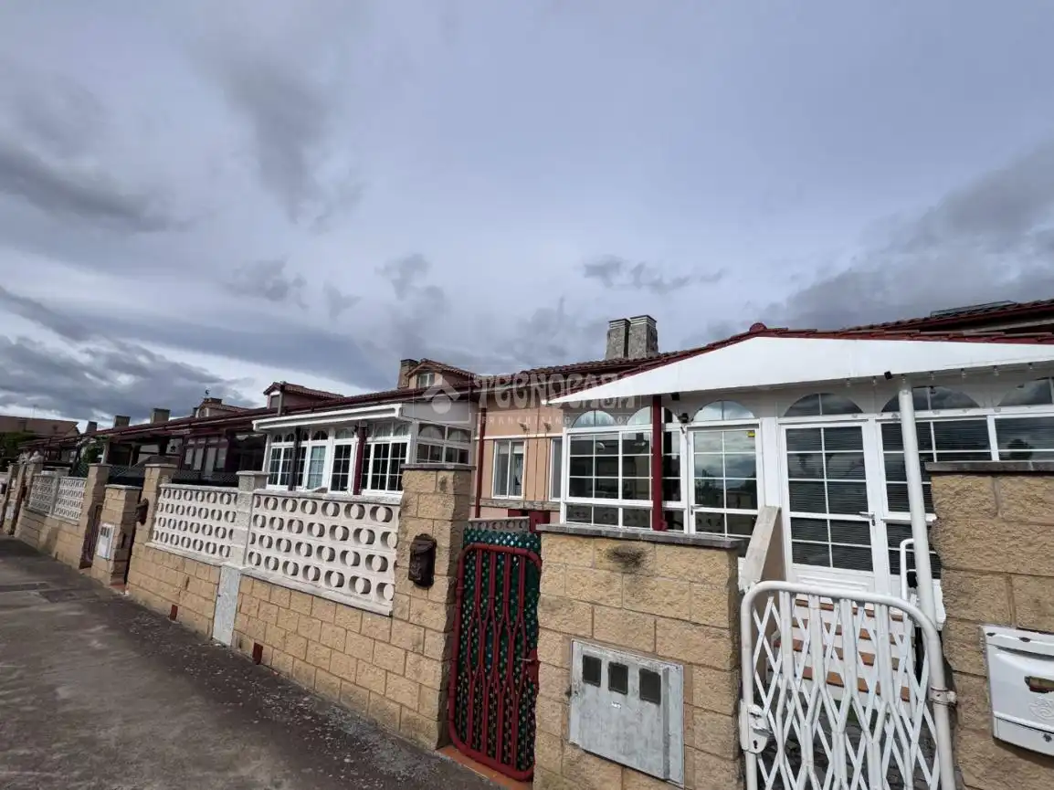 Vista exterior de Casa adosada en venda en Villasabariego amb Domòtica i Piscina comunitària