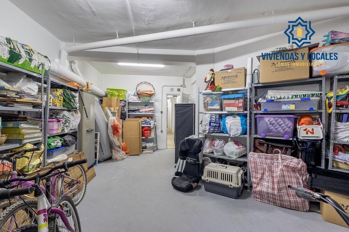 Box room for sale in  Granada Capital