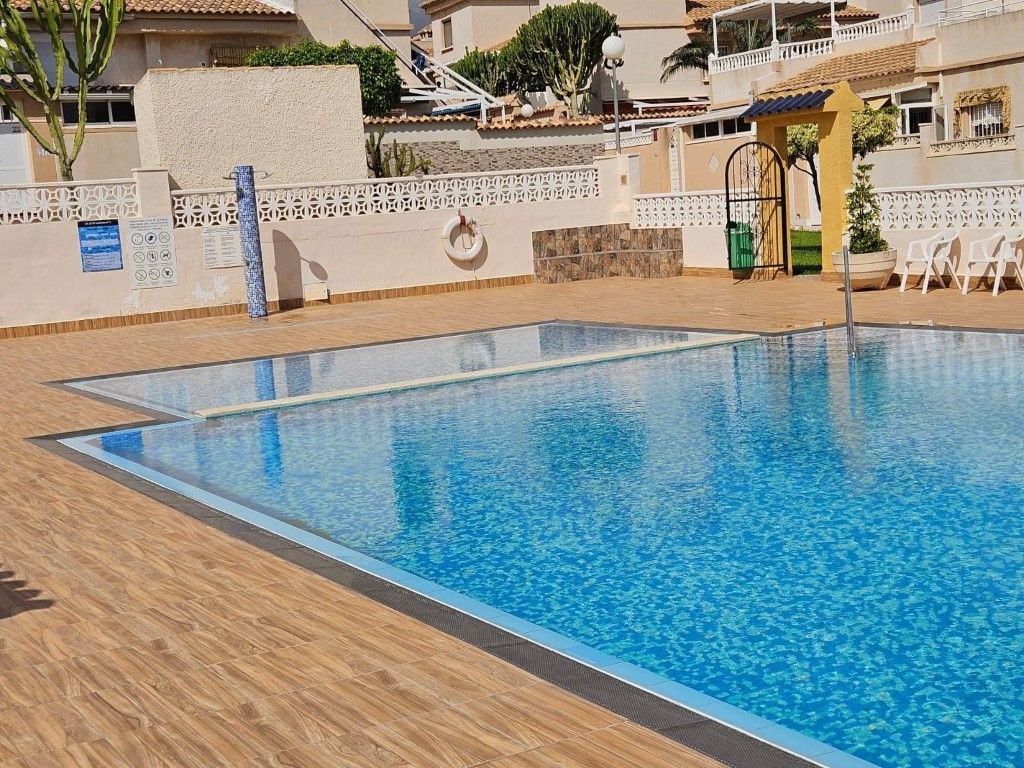 Piscina de Casa adosada en venta en Torrevieja con Aire acondicionado, Jardín privado y Terraza