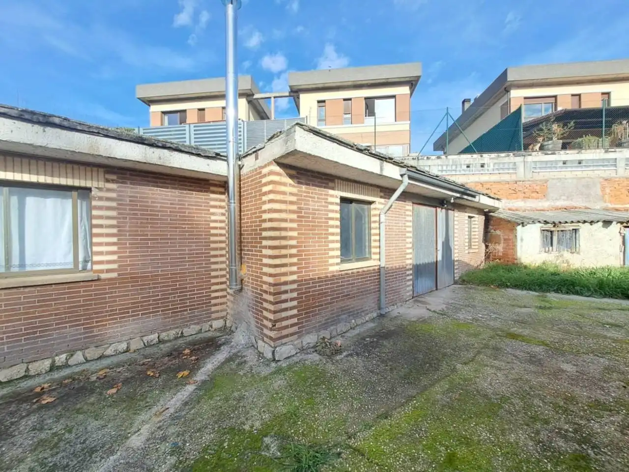 Vista exterior de Casa adosada en venda en Burgos amb Calefacció i Jardí privat