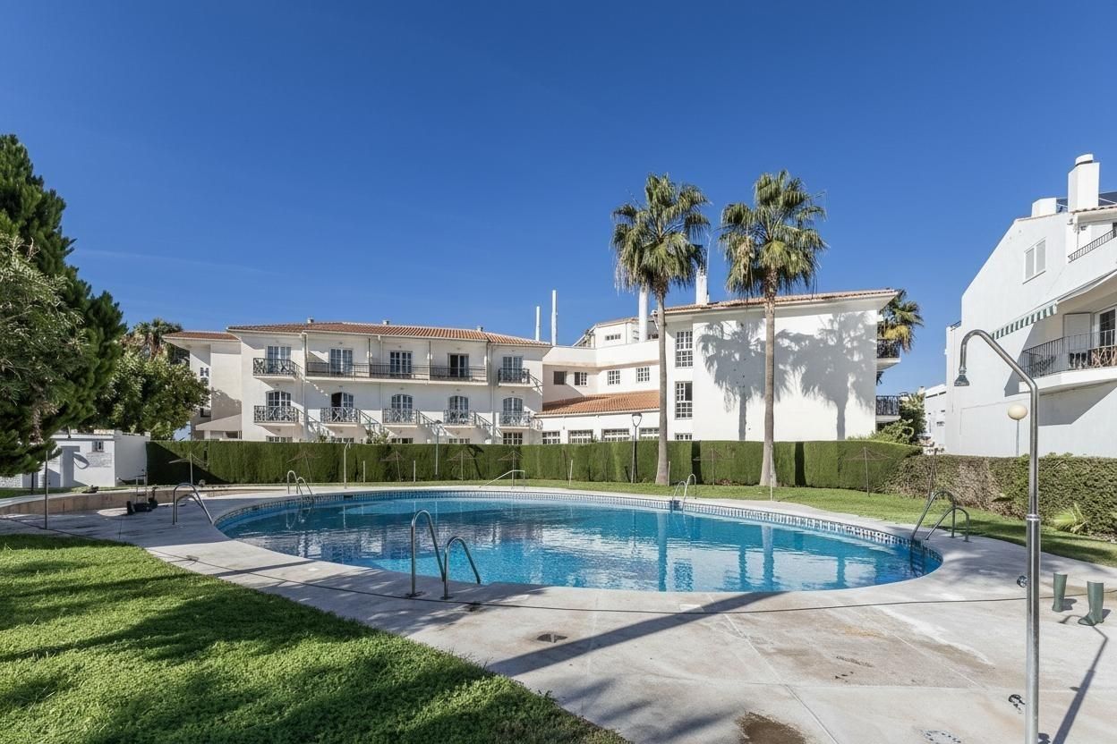 Piscina de Pis en venda en Motril amb Jardí privat, Terrassa i Traster