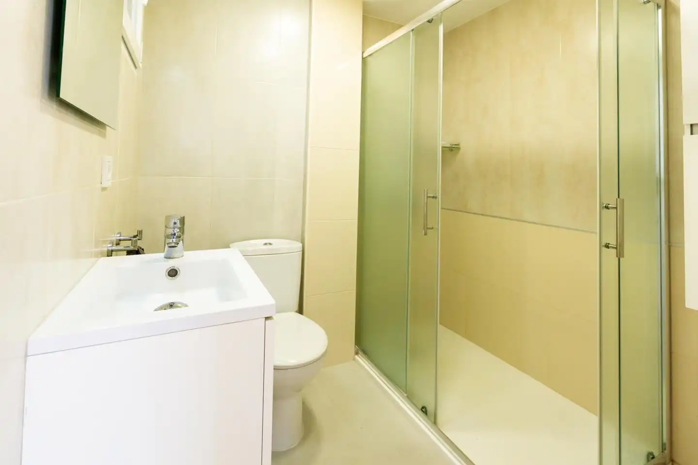 Badezimmer von Wohnung zum Verkauf in Santa Pola mit Klimaanlage und Terrasse
