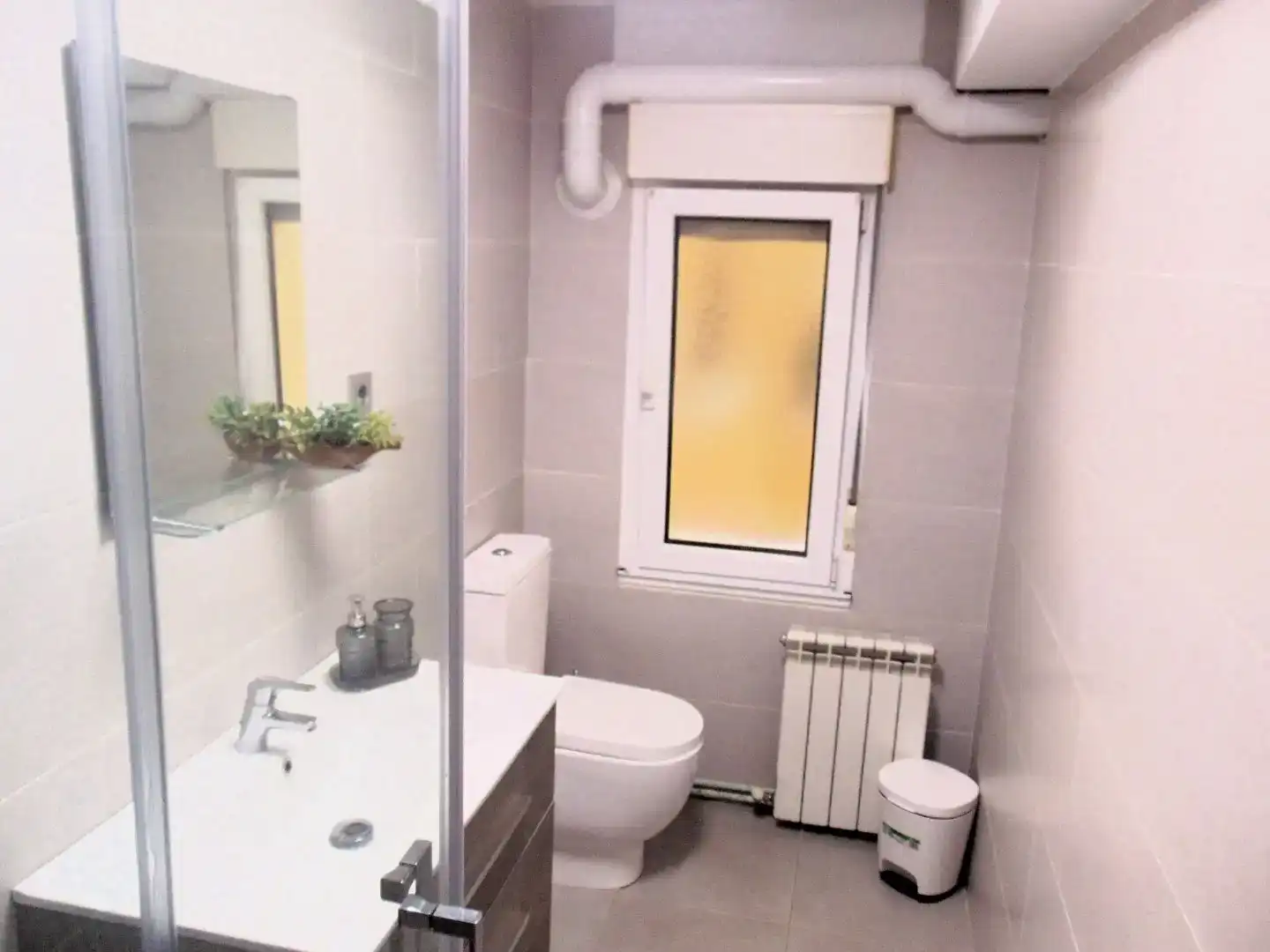 Badezimmer von Wohnung zur Miete in Lena mit Parkett und Möbliert