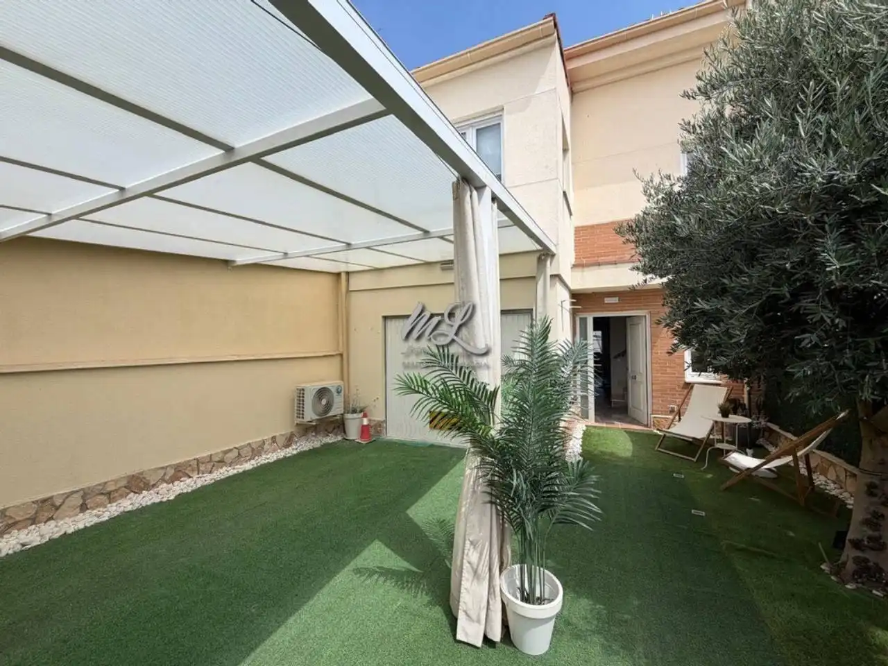 Terrassa de Casa adosada en venda en Camarena amb Aire condicionat, Calefacció i Jardí privat