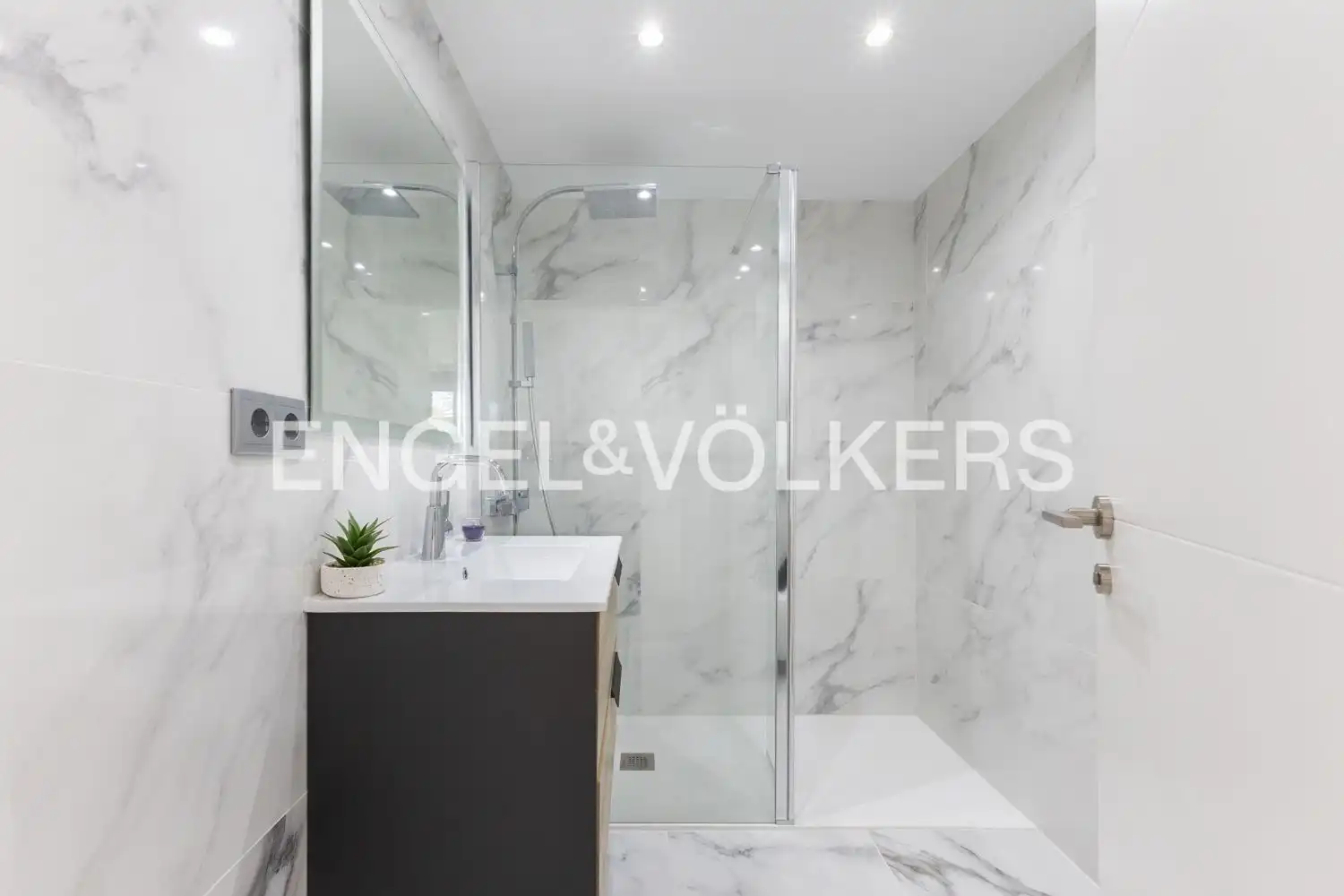 Badezimmer von Einfamilien-Reihenhaus zum Verkauf in Gandia mit Klimaanlage, Heizung und Privatgarten
