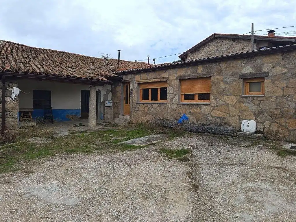 Vista exterior de Finca rústica en venta en Hoyos del Espino con Amueblado