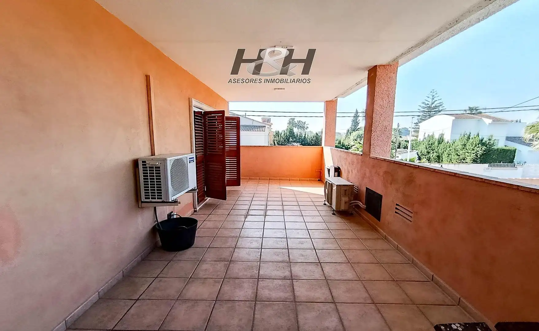 Vista exterior de Casa o xalet en venda en Riba-roja de Túria amb Aire condicionat, Calefacció i Jardí privat