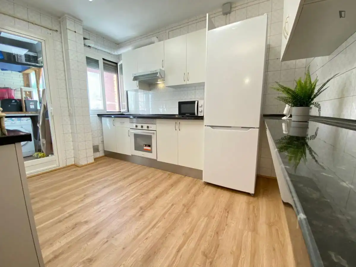 Cuina de Apartament per a compartir en Fuenlabrada amb Calefacció, Moblat i Microones