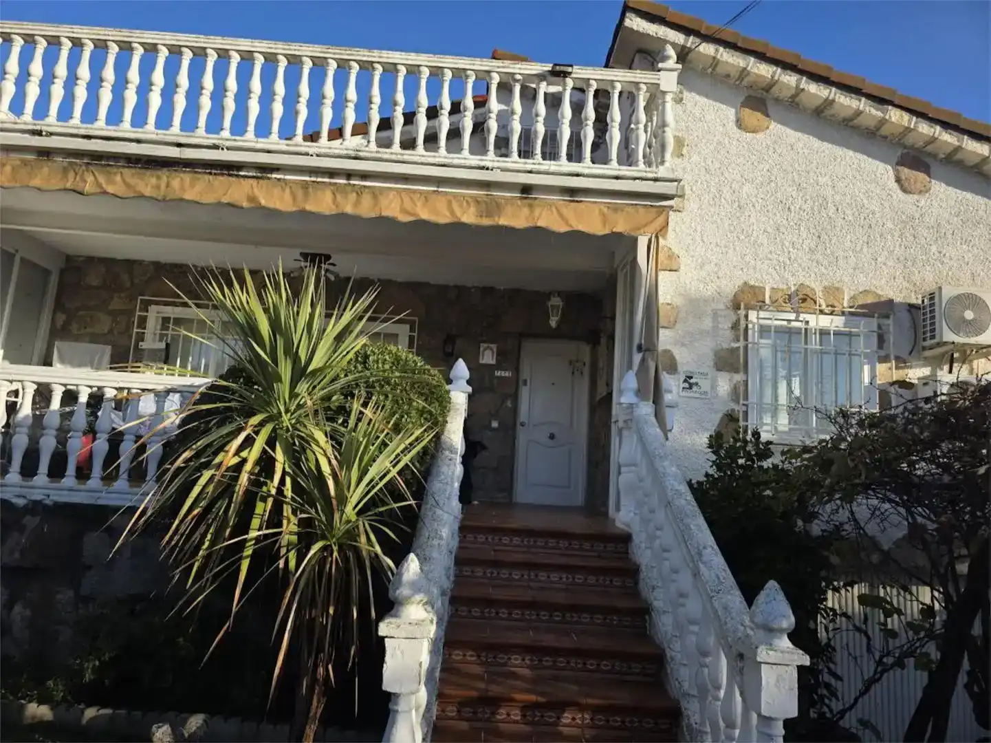 Vista exterior de Casa o xalet en venda en La Adrada  amb Aire condicionat, Piscina i Balcó