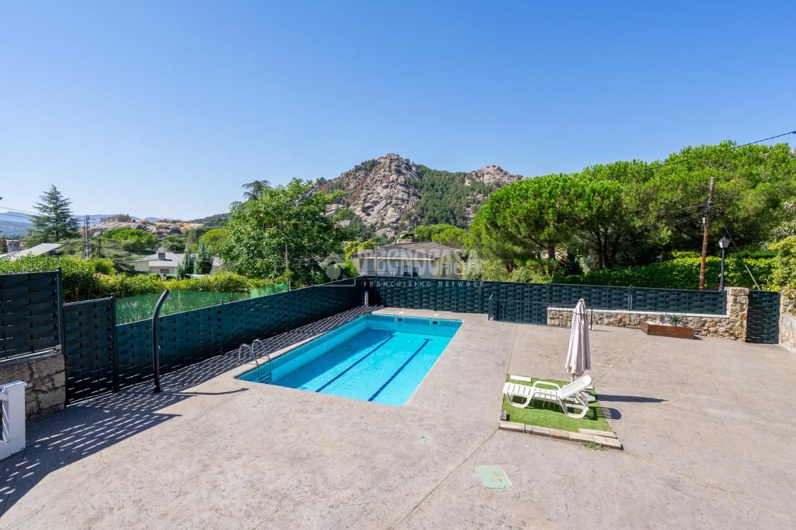 Piscina de Casa adosada en venta en Manzanares El Real con Calefacción, Jardín privado y Terraza