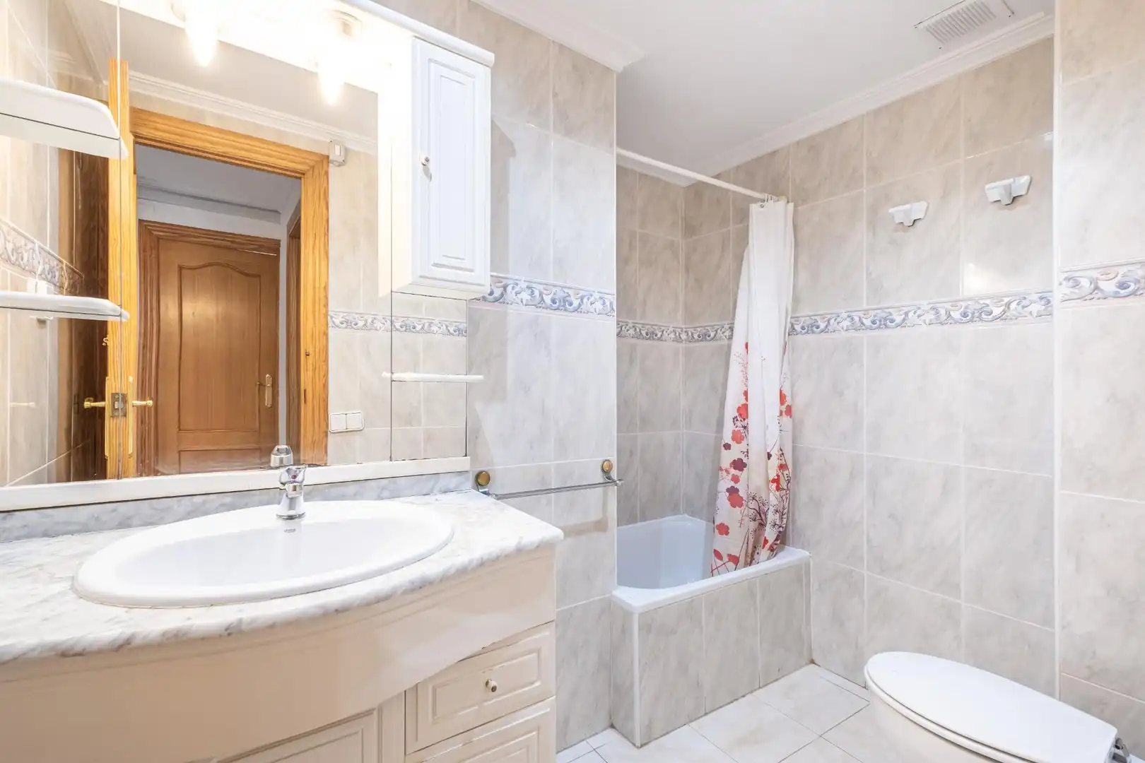 Baño de Apartamento en venta en Benidorm con Aire acondicionado, Calefacción y Jardín privado