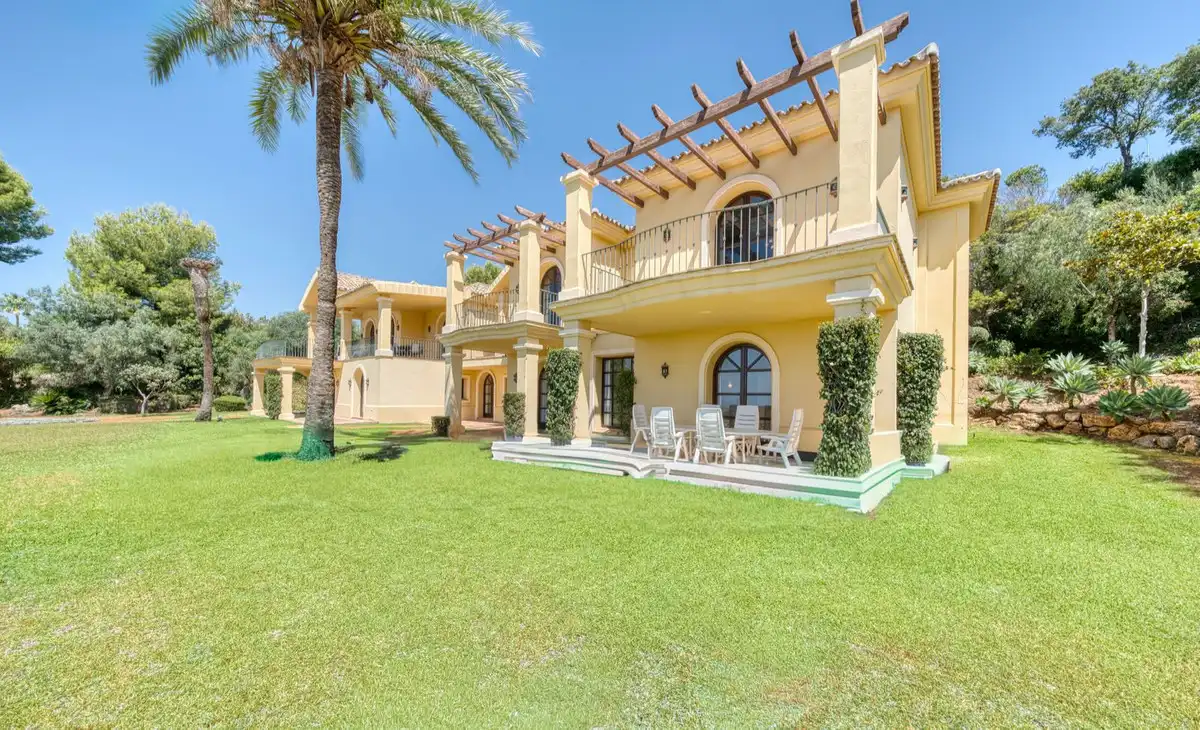 Vista exterior de Casa o chalet en venta en Benahavís con Aire acondicionado, Jardín privado y Terraza