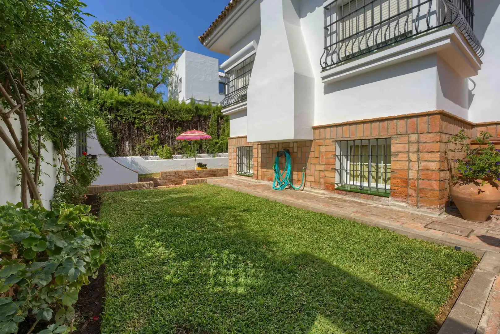 Garden of Houses for sale in Tomares  with Air Conditioner, Heating and Private garden